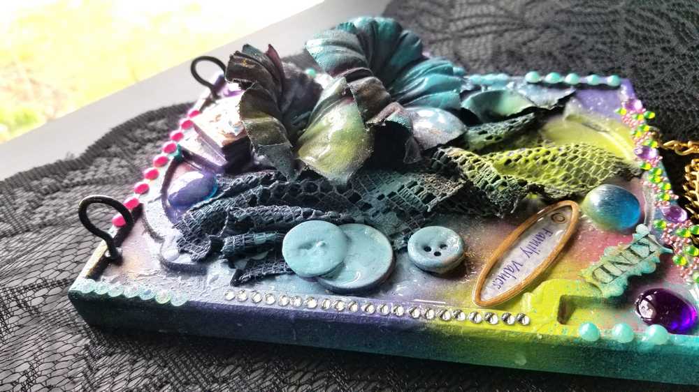 "Kind Friend" Home Decor, Wall Plaque With Flowers and Hooks for Your Keys or Jewelry