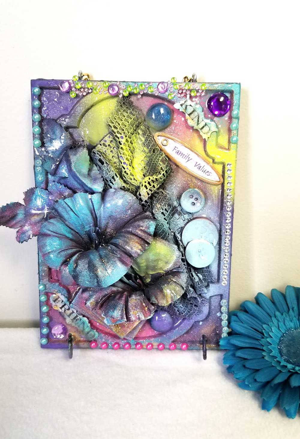 "Kind Friend" Home Decor, Wall Plaque With Flowers and Hooks for Your Keys or Jewelry