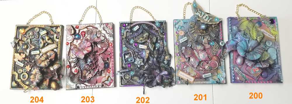 "Kind Friend" Home Decor, Wall Plaque With Flowers and Hooks for Your Keys or Jewelry