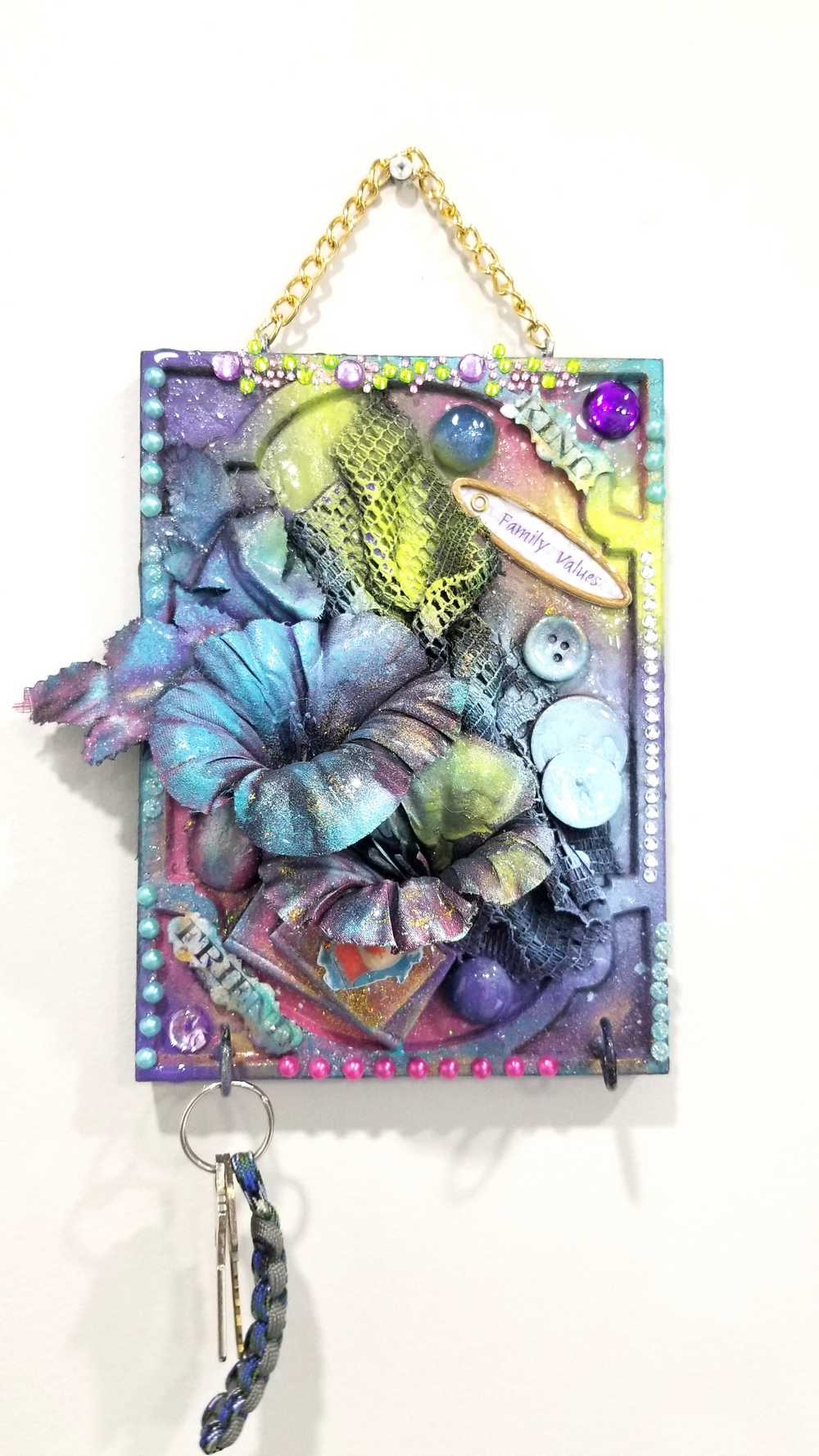 "Kind Friend" Home Decor, Wall Plaque With Flowers and Hooks for Your Keys or Jewelry