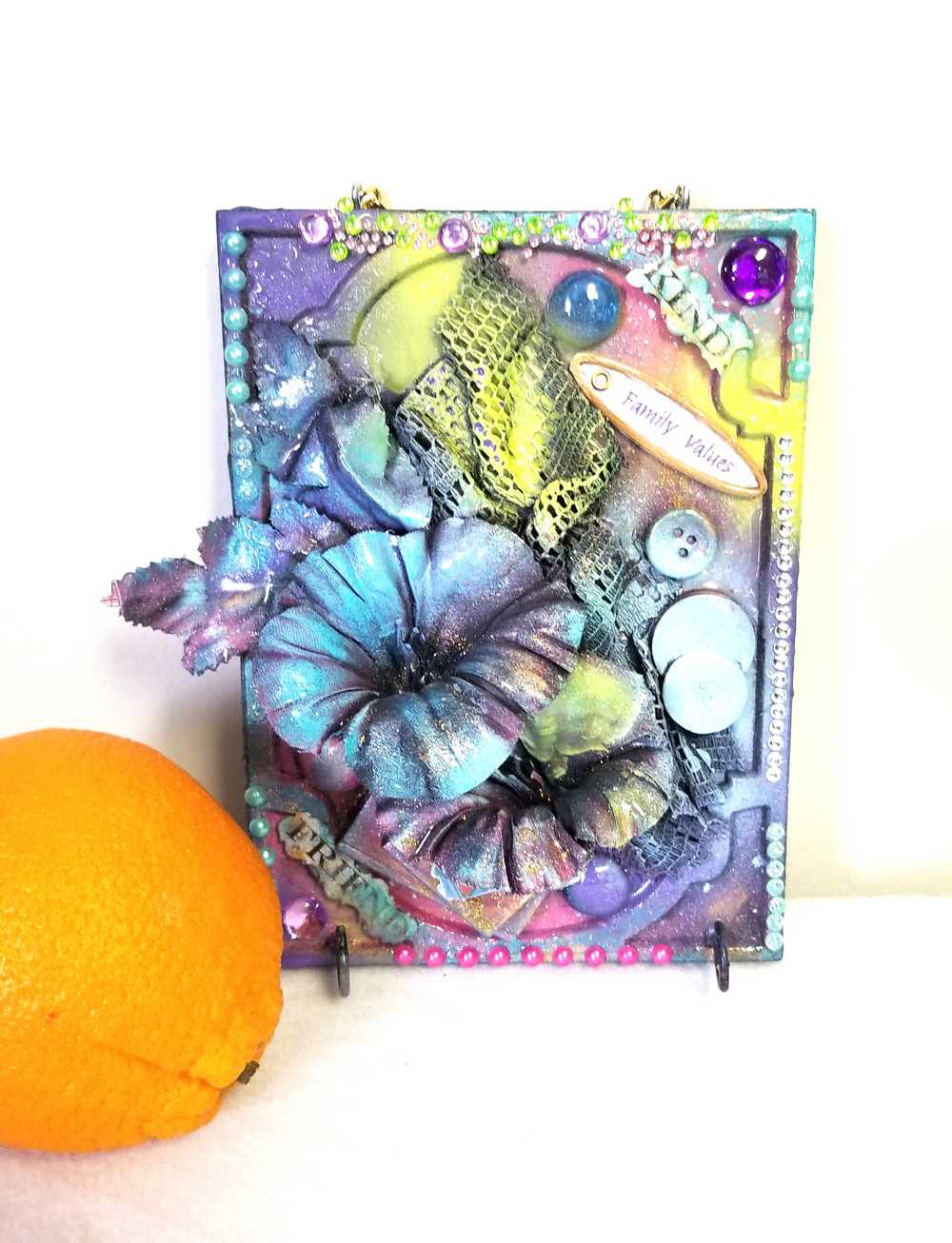 "Kind Friend" Home Decor, Wall Plaque With Flowers and Hooks for Your Keys or Jewelry