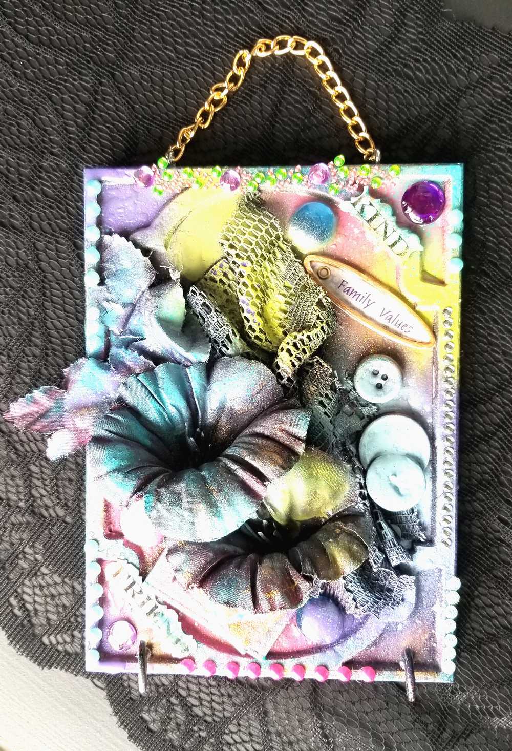 "Kind Friend" Home Decor, Wall Plaque With Flowers and Hooks for Your Keys or Jewelry