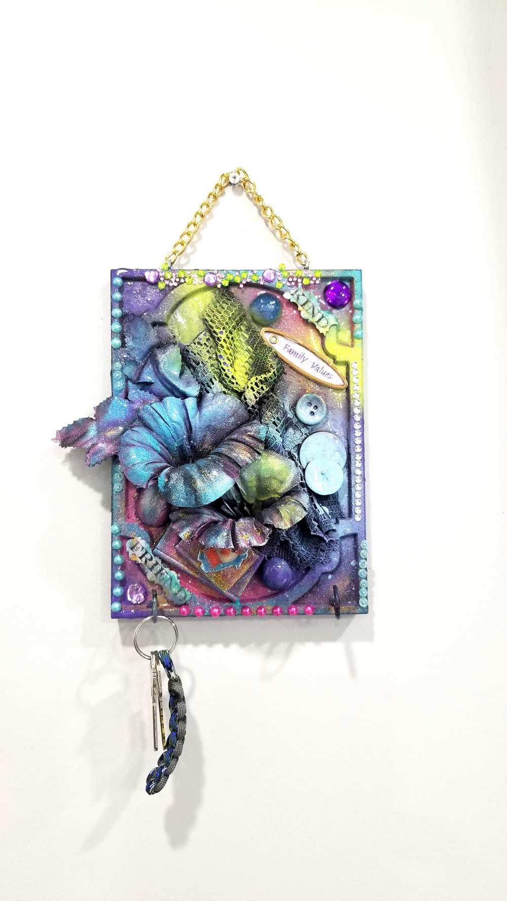 "Kind Friend" Home Decor, Wall Plaque With Flowers and Hooks for Your Keys or Jewelry