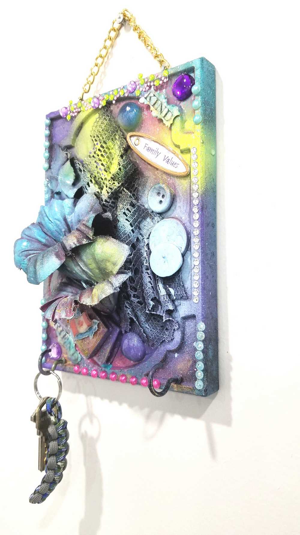 "Kind Friend" Home Decor, Wall Plaque With Flowers and Hooks for Your Keys or Jewelry