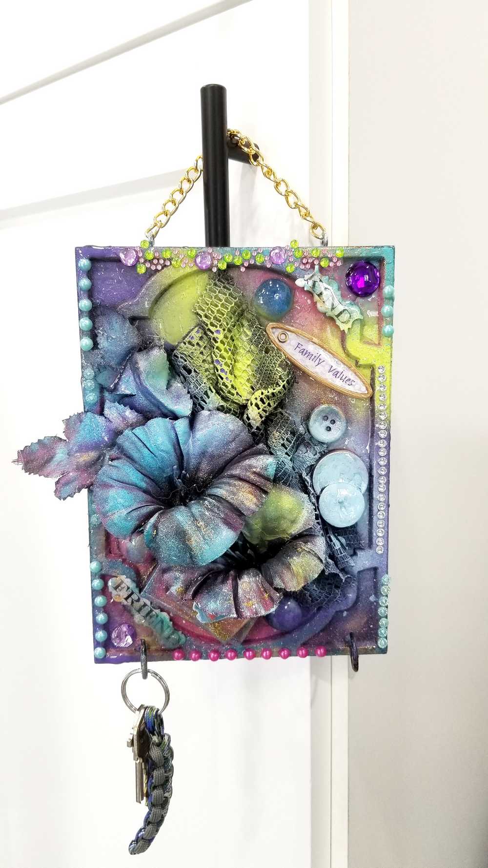 "Kind Friend" Home Decor, Wall Plaque With Flowers and Hooks for Your Keys or Jewelry