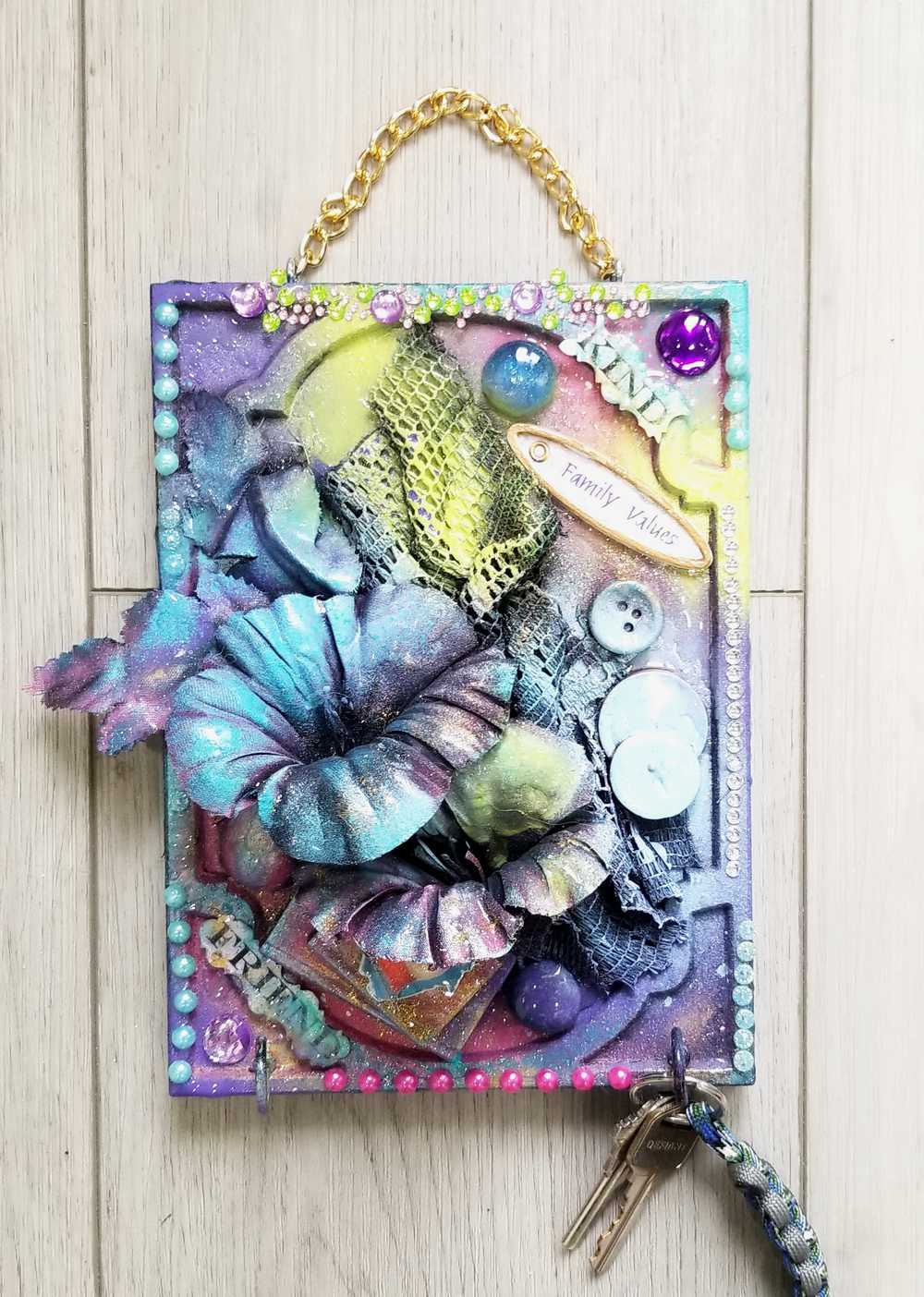 "Kind Friend" Home Decor, Wall Plaque With Flowers and Hooks for Your Keys or Jewelry