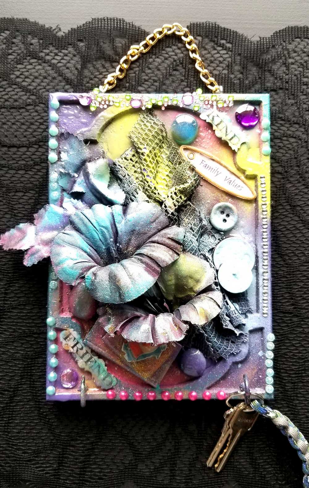 "Kind Friend" Home Decor, Wall Plaque With Flowers and Hooks for Your Keys or Jewelry