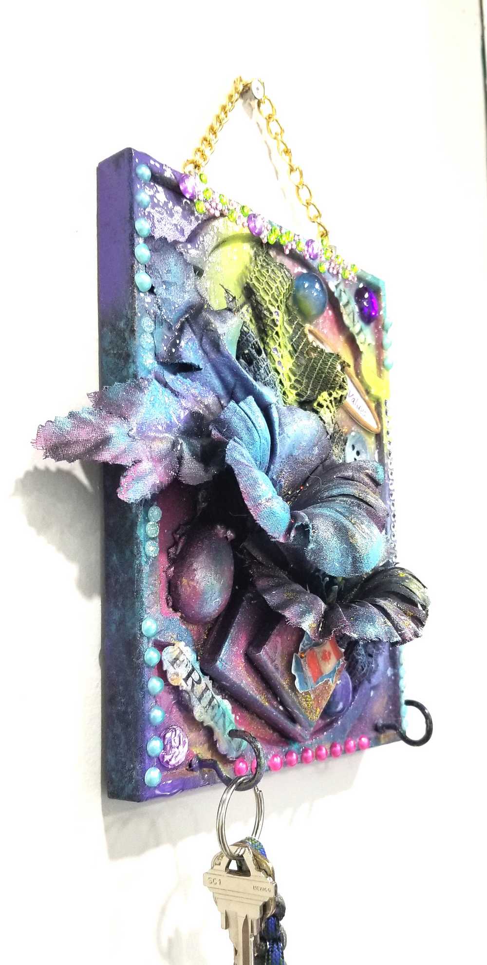 "Kind Friend" Home Decor, Wall Plaque With Flowers and Hooks for Your Keys or Jewelry