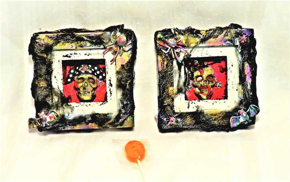 2X Mini Picture Frames with 3D Skulls and Bats and Spiders