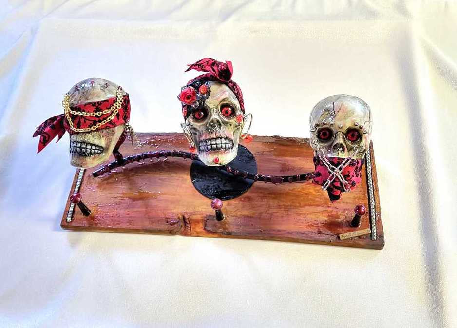 Unique See No Evil, Hear No Evil, Speak No Evil Skull Wall Peg Rack