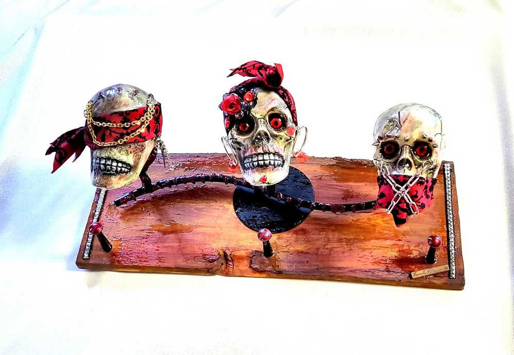 Unique See No Evil, Hear No Evil, Speak No Evil Skull Wall Peg Rack