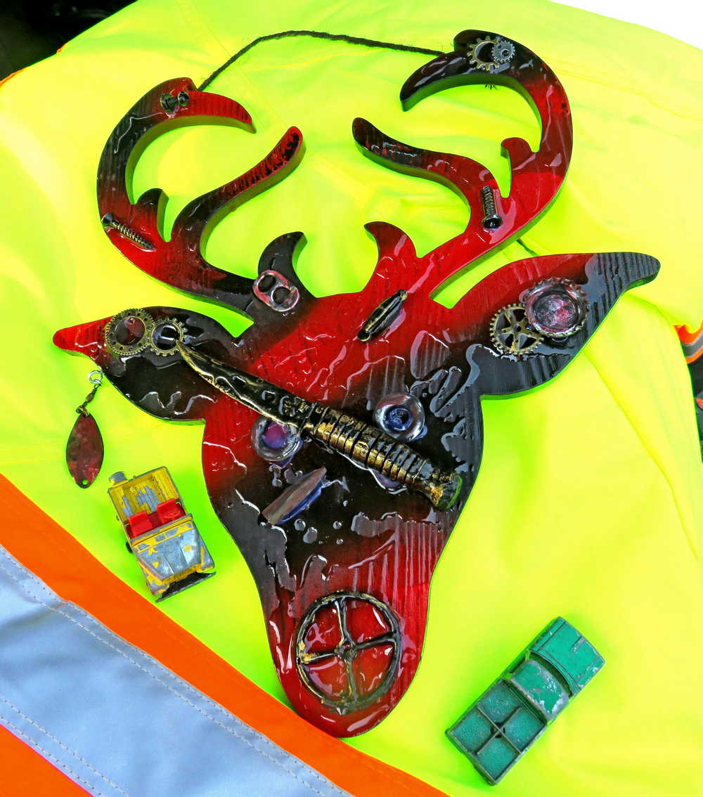 Big Buck Cut Out Wall Plaque in Red and Black