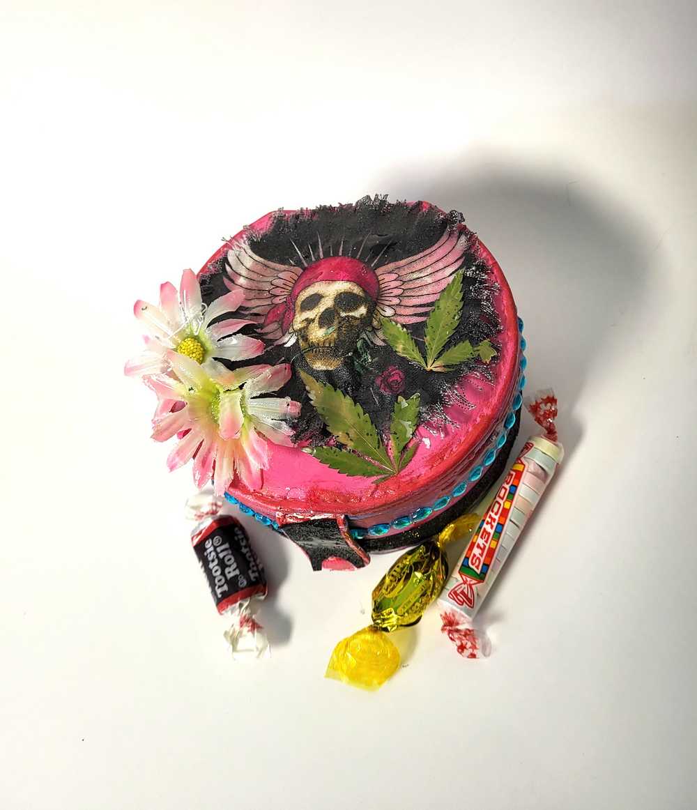 Travel Pink Skull Jewelry Box with a Daisy and Pot Leaves