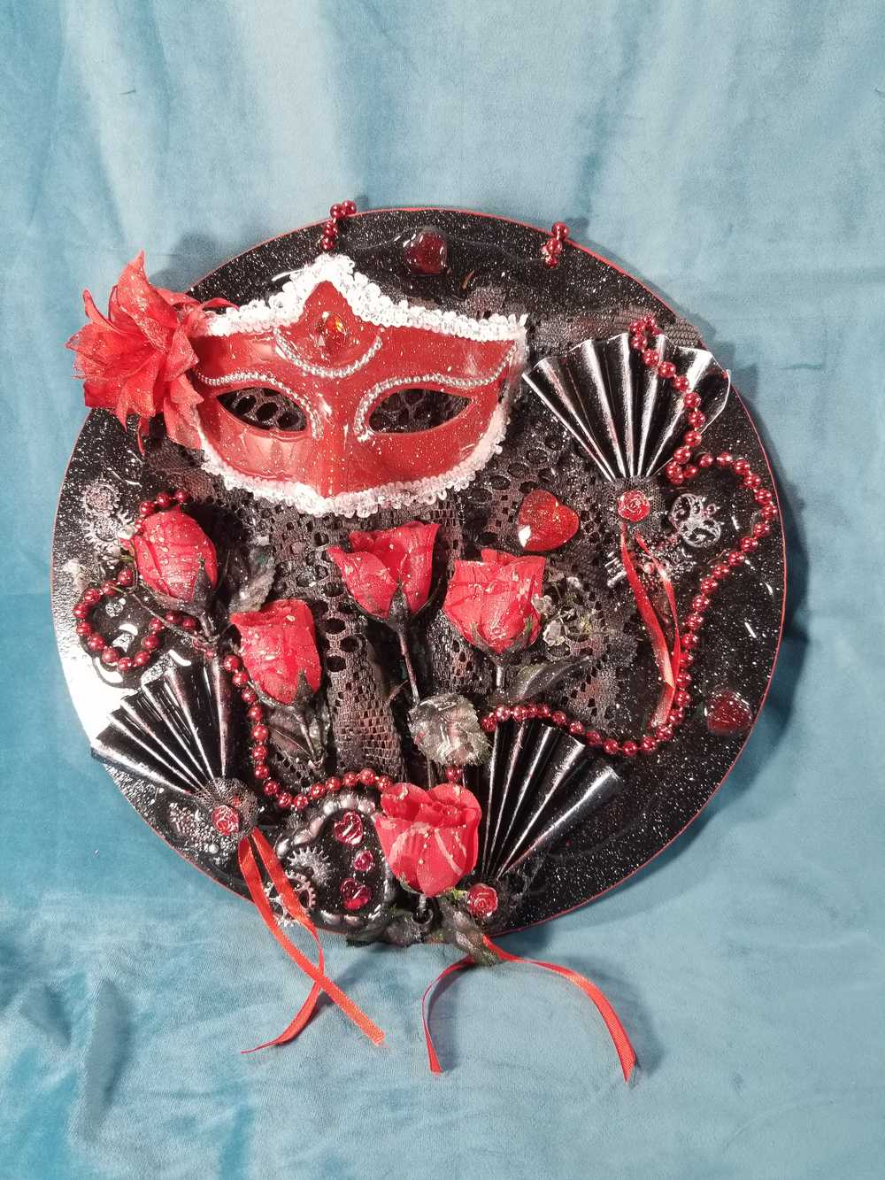 Black Round Wall Plaque with Red Mask, Maskuerade Ball, Phanthom of the Oprea, Masquerade Ball