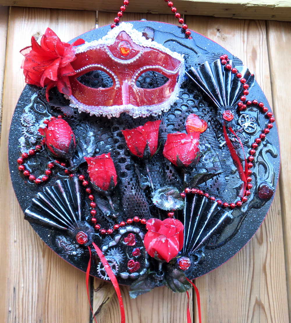 Black Round Wall Plaque with Red Mask, Maskuerade Ball, Phanthom of the Oprea, Masquerade Ball