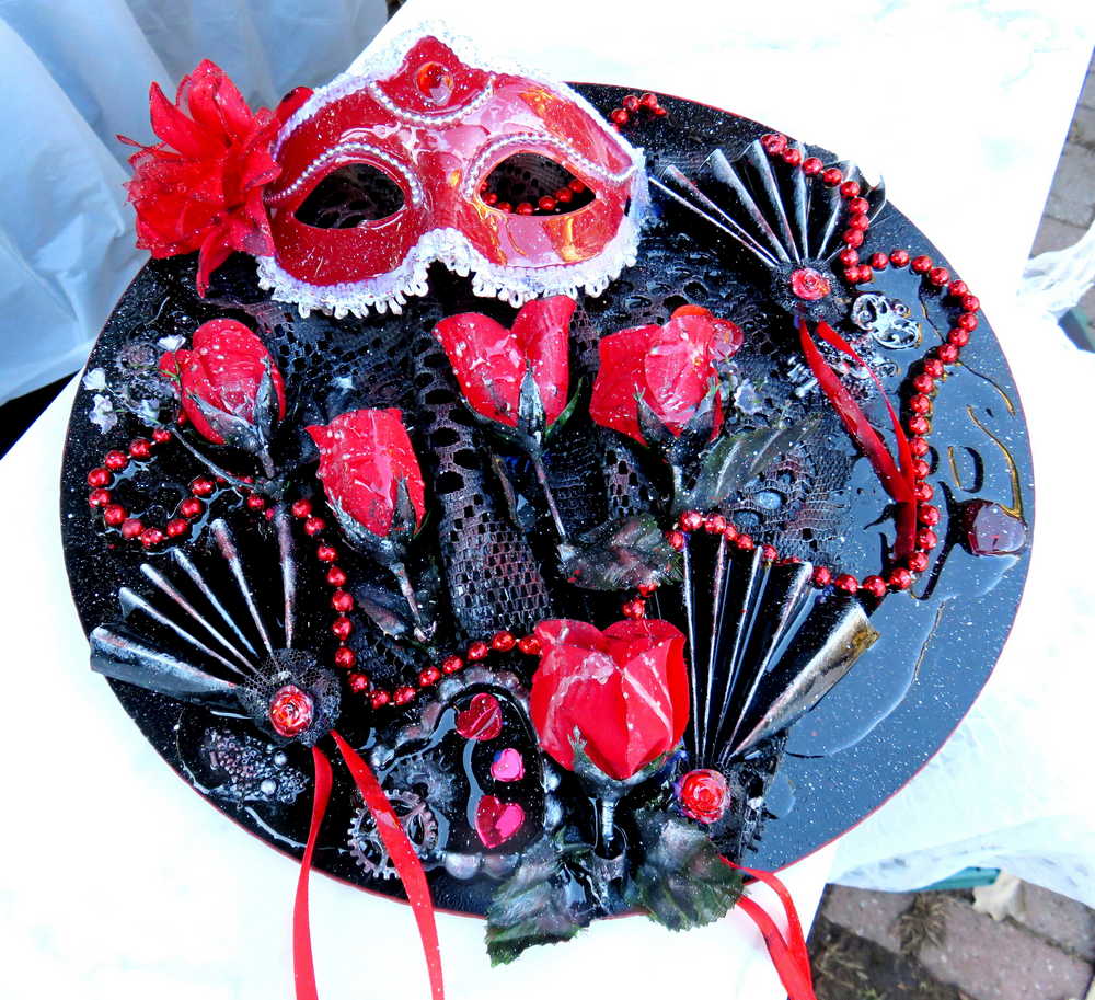 Black Round Wall Plaque with Red Mask, Maskuerade Ball, Phanthom of the Oprea, Masquerade Ball