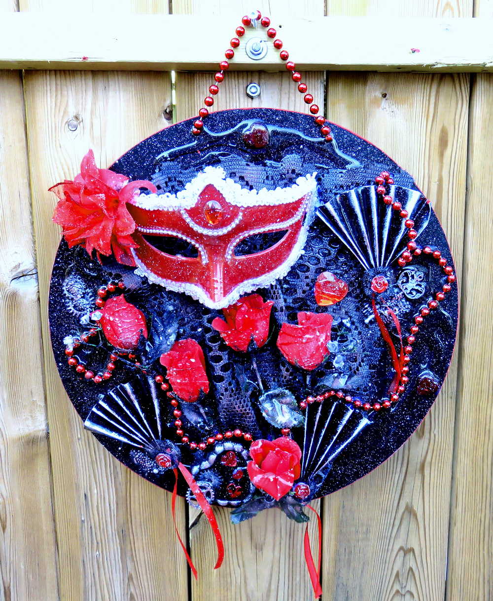 Black Round Wall Plaque with Red Mask, Maskuerade Ball, Phanthom of the Oprea, Masquerade Ball