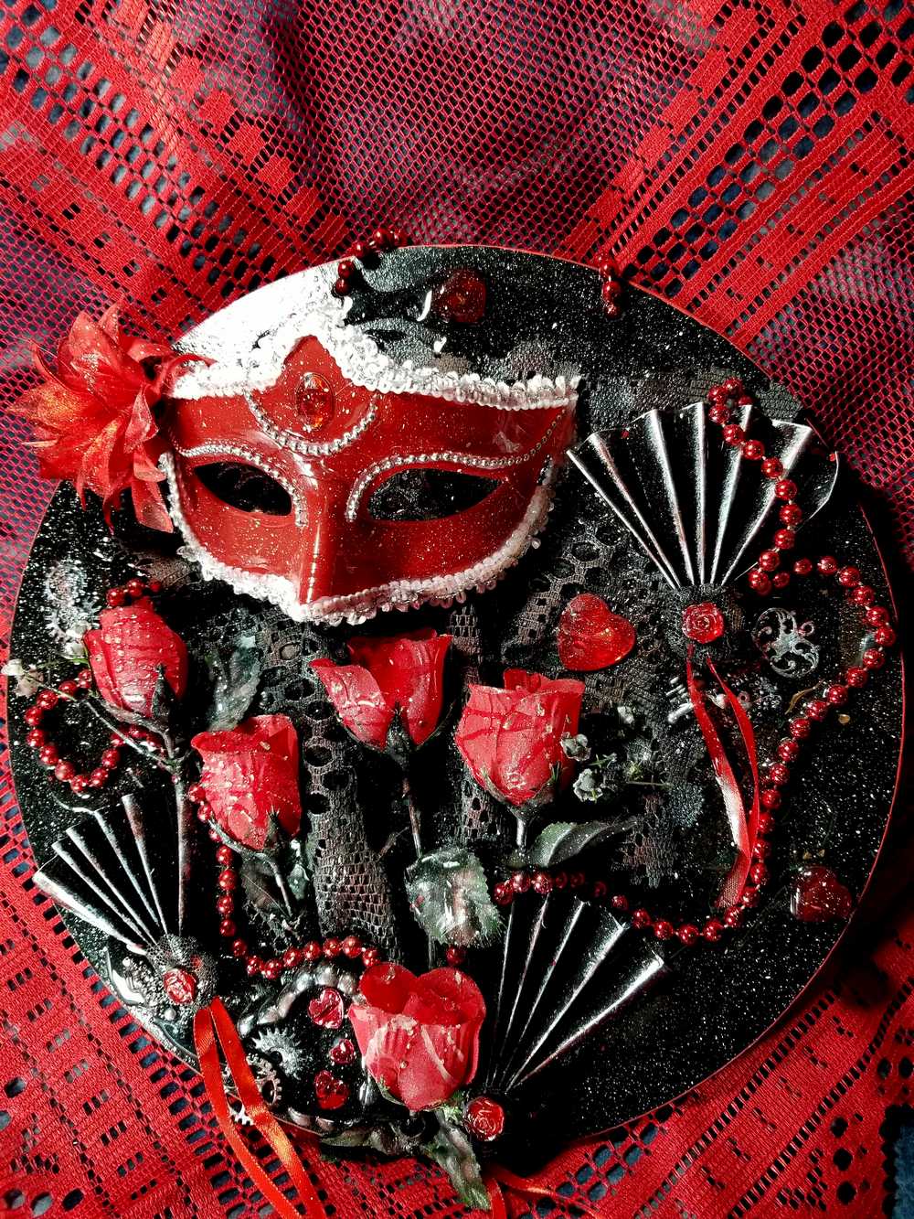 Black Round Wall Plaque with Red Mask, Maskuerade Ball, Phanthom of the Oprea, Masquerade Ball