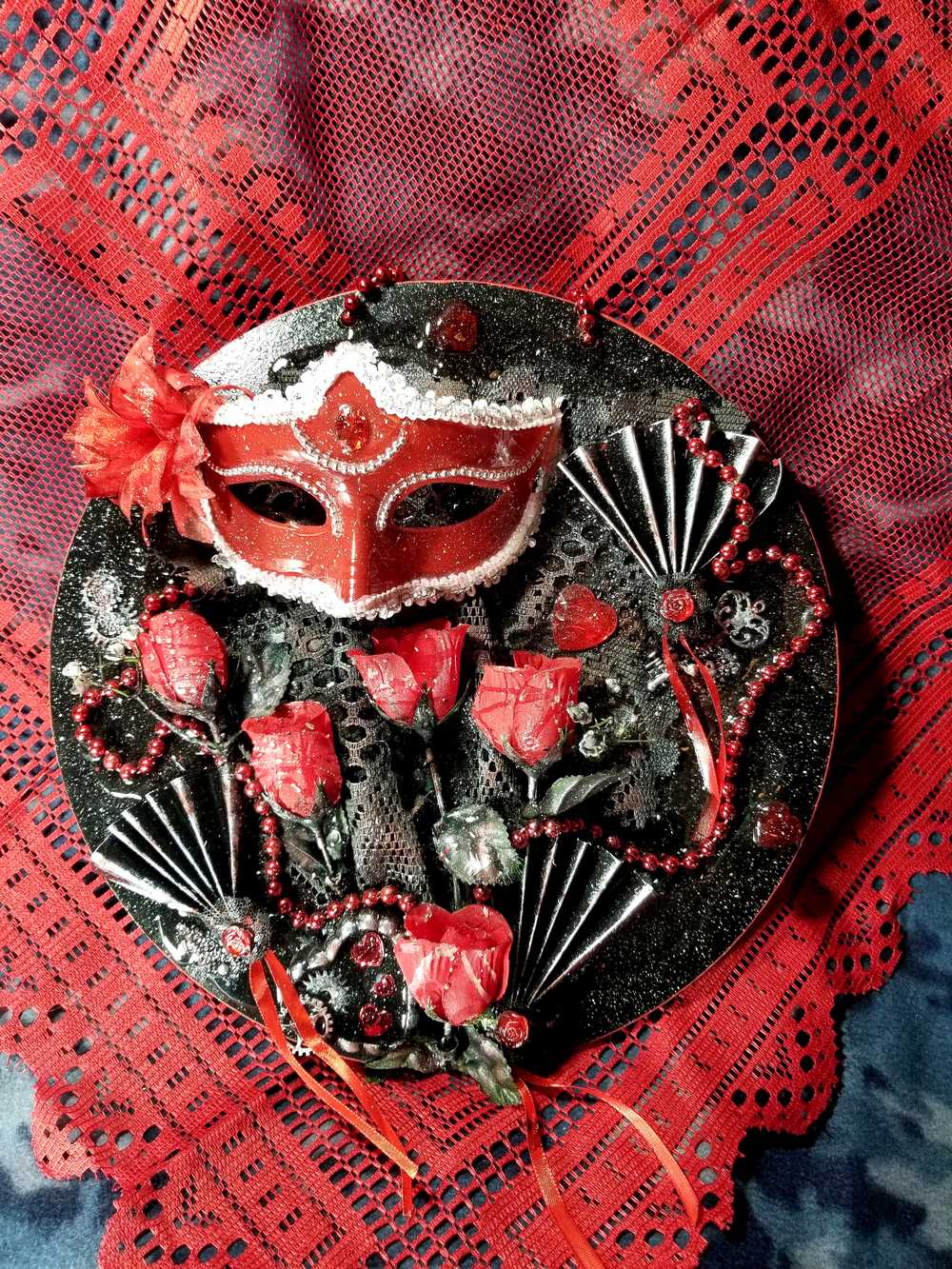 Black Round Wall Plaque with Red Mask, Maskuerade Ball, Phanthom of the Oprea, Masquerade Ball