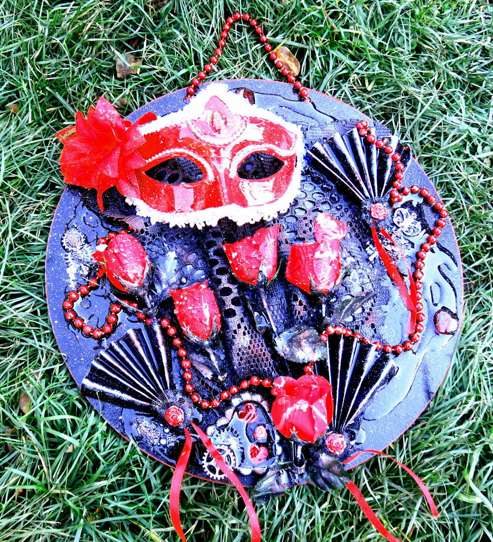 Black Round Wall Plaque with Red Mask, Maskuerade Ball, Phanthom of the Oprea, Masquerade Ball