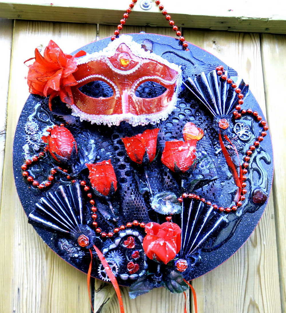 Black Round Wall Plaque with Red Mask, Maskuerade Ball, Phanthom of the Oprea, Masquerade Ball