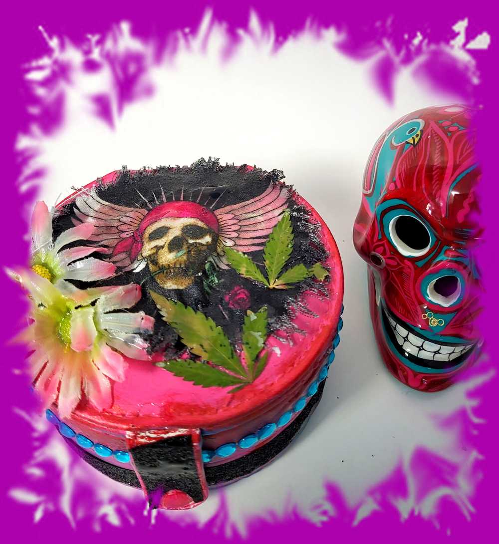 Travel Pink Skull Jewelry Box with a Daisy and Pot Leaves