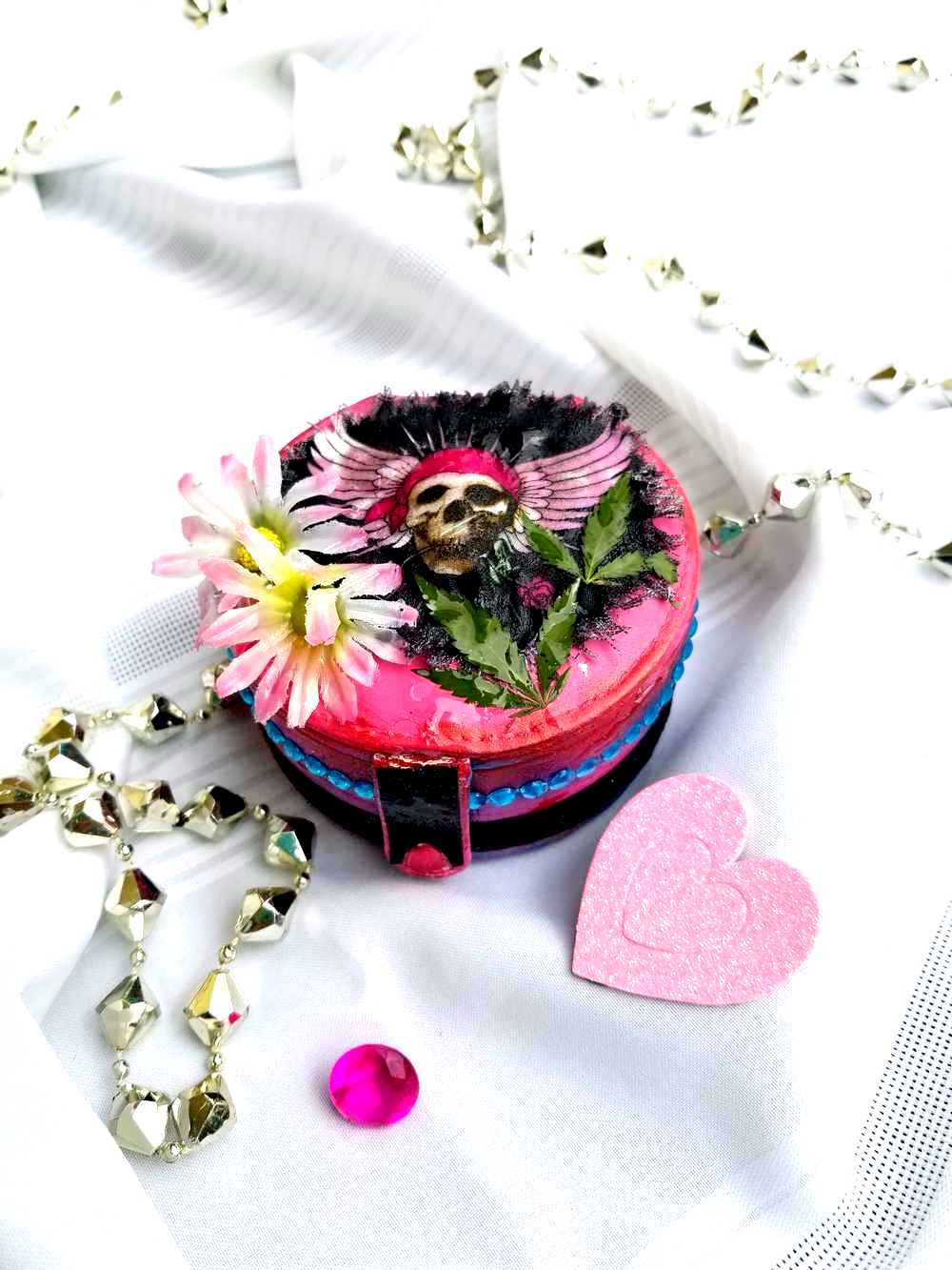 Travel Pink Skull Jewelry Box with a Daisy and Pot Leaves