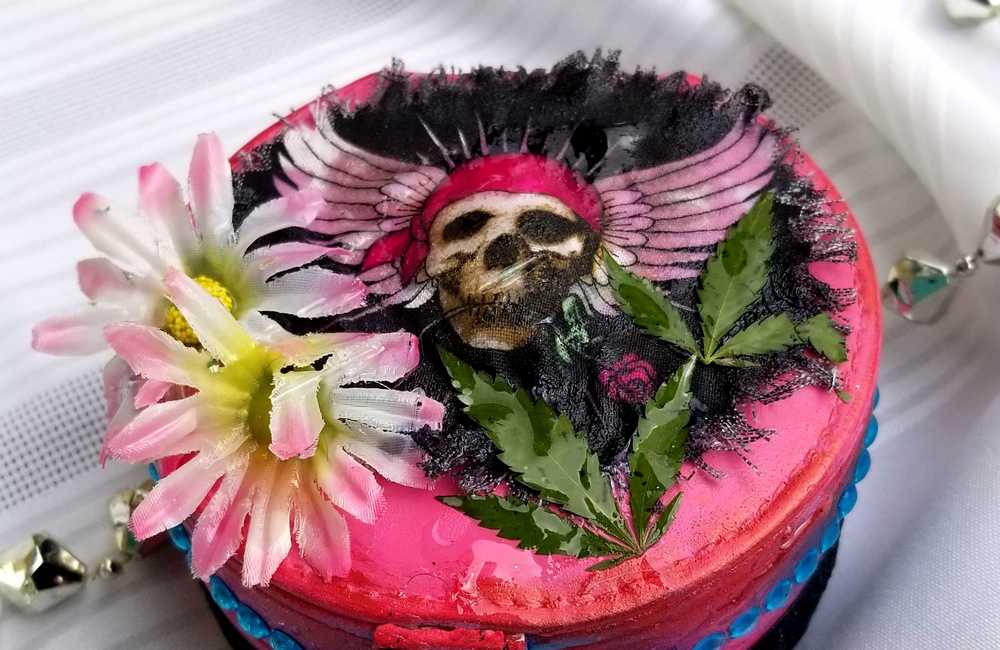 Travel Pink Skull Jewelry Box with a Daisy and Pot Leaves